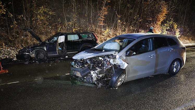 Frontalzusammenstoß auf der Staatstraße 2409 im Landkreis Fürth:  Zwei Personen verletzt