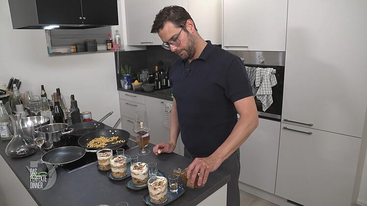 Zum Apfelstrudel im Glas schenkt Marco einen Schnaps ein.