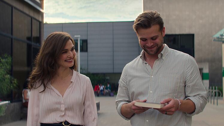 Eine Universit&auml;tsprofessorin (Oscar-Preistr&auml;gerin Rachel Weisz) beginnt eine Aff&auml;re mit ihrem deutlich j&uuml;ngeren Kollegen Vladimir (Leo Woodall).