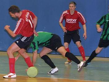 Eine Szene aus dem Eltmanner Turnier des Vorjahres: Der Eltmanner Stefan Graf (links) lässt den Knetzgauer Markus Vogentanz (grünes Trikot, daneben) ins Leere laufen, daneben der Eltmanner Büttner.