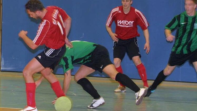 Eine Szene aus dem Eltmanner Turnier des Vorjahres: Der Eltmanner Stefan Graf (links) lässt den Knetzgauer Markus Vogentanz (grünes Trikot, daneben) ins Leere laufen, daneben der Eltmanner Büttner.