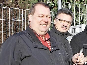 Bürgermeister Bernold Martin (links) mit Klaus Markert (Mitte) und Manfred Reuß von der Telekom beim Start in das neue DSL-Zeitalter im Februar 2012. Jetzt ist im Gemeinderat ein weiterer Ausbau der Breitbandversorgung im Gespräch. Foto: Ralf Ruppert