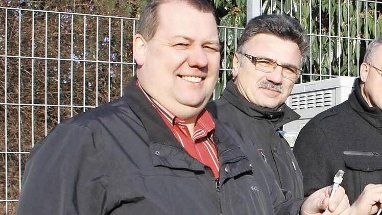 Bürgermeister Bernold Martin (links) mit Klaus Markert (Mitte) und Manfred Reuß von der Telekom beim Start in das neue DSL-Zeitalter im Februar 2012. Jetzt ist im Gemeinderat ein weiterer Ausbau der Breitbandversorgung im Gespräch. Foto: Ralf Ruppert