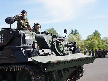 Frank Moritz verabschiedet sich von einem Bergepanzer aus von den Soldaten auf dem Lagerberg. Foto: Arkadius Guzy