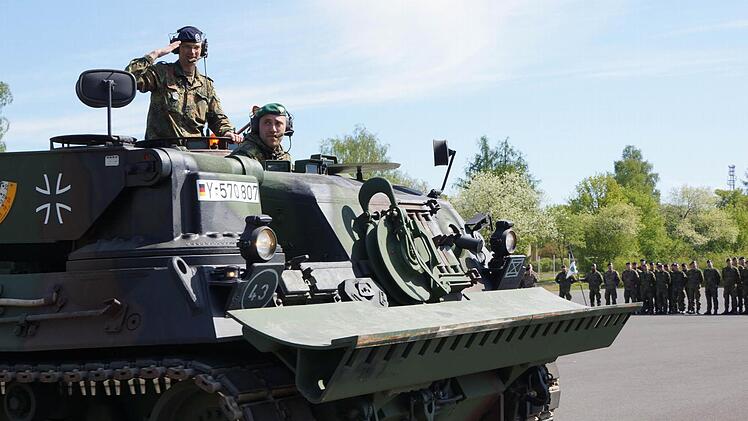 Frank Moritz verabschiedet sich von einem Bergepanzer aus von den Soldaten auf dem Lagerberg. Foto: Arkadius Guzy