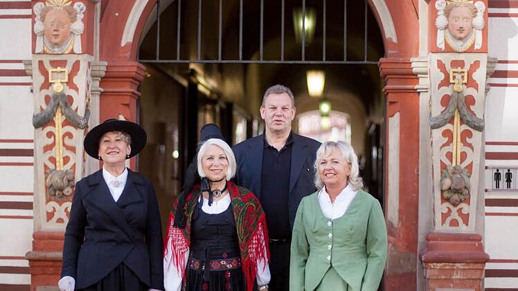 Die kostümierten Stadtführer zusammen mit Tourismus-Chef Michael Amthor