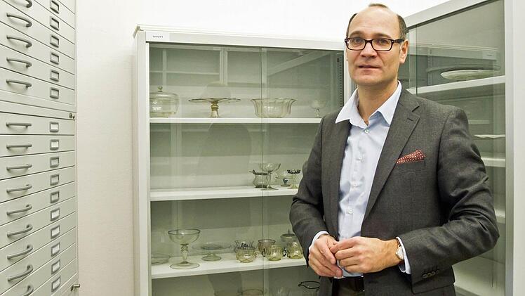 Kurator Sven Hauschke vor den neuen Archivschränken für die wertvollen historischen Gläser der Coburger Kunstsammlungen.Foto: Jochen Berger