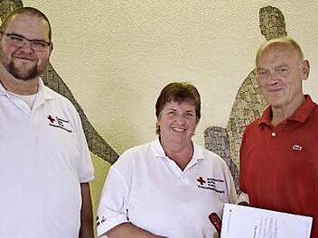 Bereits 150 Mal spendete Willi Müller aus Neufang (r.) sein Blut für kranke Menschen. Bereichsleiter Blutspenden Thomas Reißig (l.) und seine Stellvertreterin Susanne Deuerling gratulierten herzlich.  Foto: Florian Weiß