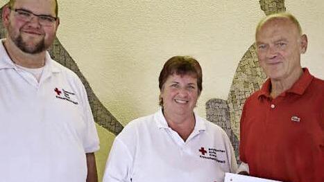 Bereits 150 Mal spendete Willi Müller aus Neufang (r.) sein Blut für kranke Menschen. Bereichsleiter Blutspenden Thomas Reißig (l.) und seine Stellvertreterin Susanne Deuerling gratulierten herzlich.  Foto: Florian Weiß