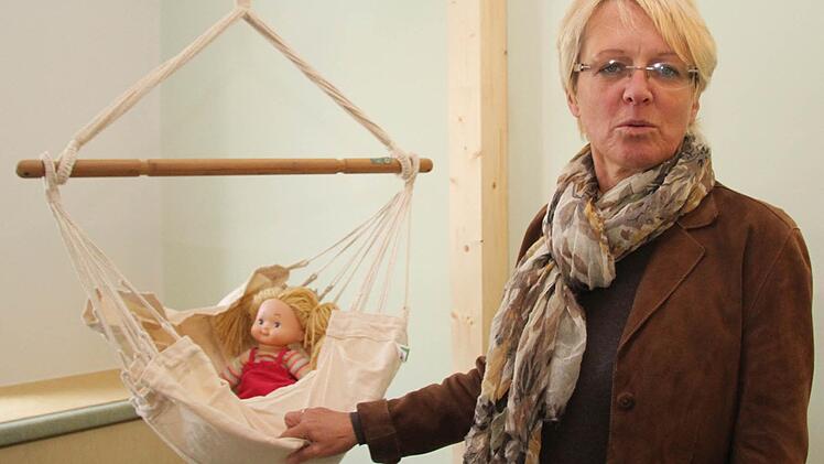 Elsbeth Oberhammer zeigt den neuen Baby-Bistro-Bereich mit Hängematte für die Kleinsten und Stillbereich für die Mütter. Foto: Sonja Adam