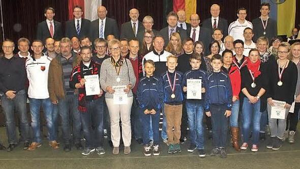 Diese Sportler wurden für ihre Leistungen geehrt. Mit im Bild die Ehrengäste