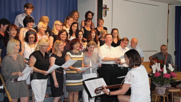 Der Lehrerchor, der das gesamte Kollegium der Grundschule vereint, brachte der Chefin ein Abschiedsständchen. Foto: Helmut Will