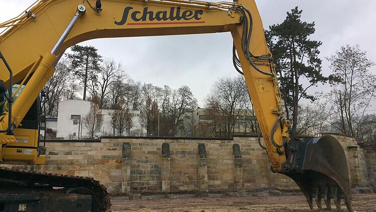 Die Bagger ruhen vorerst auf dem ehemaligen Gefängnisgelände Foto: Oliver Schmidt