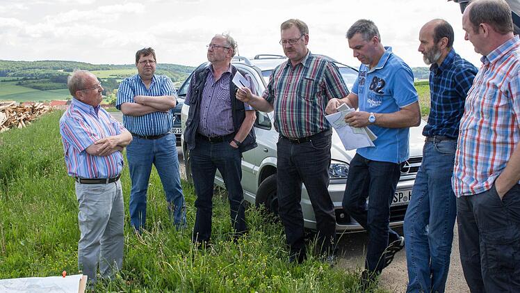 Leserbriefschreiber und Naturschützer Lothar Fuchs (links) im Dialog mit den Weyersfelder Landwirten auf dem Reßberg mit gutem Überblick über die Weyersfelder Flur (Bildmitte Reinhard Wolz, Kreisobmann Bayerischer Bauernverband und Thomas Fella vom Ortsverband der Bauern). Foto: Helmut Hussong