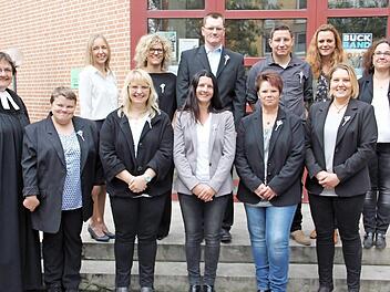 Das Fest der silbernen Konfirmation feierten diese jungen Damen und Herren zusammen mit Pfarrerin Anne Salzbrenner in der Martin-Luther-Kirche.  Foto: Joachim Wegner