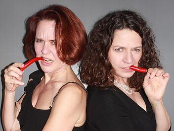 Mit Ursula Gumbsch und Christine Fesefeldt geht's wieder heiß her.  Foto: Nana-Theater
