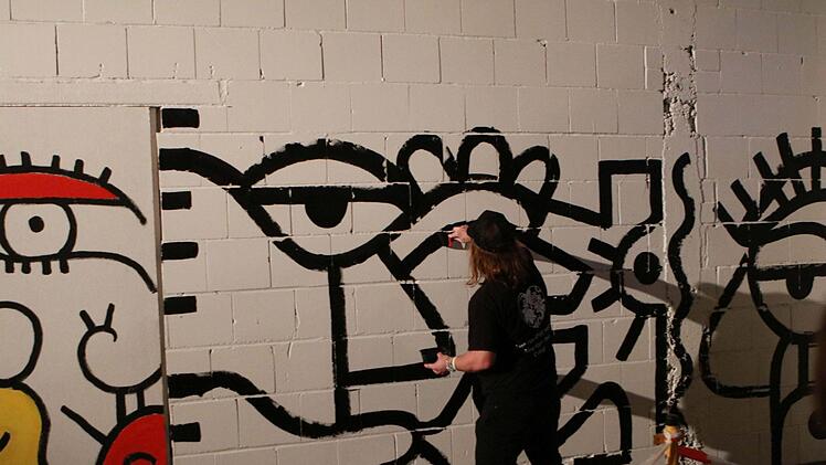 Der New Yorker Pop-Art-Künstler Billy The Artist lockte zahlreiche Besucher in die alte Pakethalle in Coburg. Foto: Jochen Berger