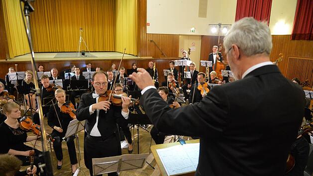 Das Premierenkonzert der Neuen Philharmonie Forchheim, hier mit Peter Kammler als Dirigent, sorgte 2015 f&uuml;r st&uuml;rmische Ovationen bei den Zuh&ouml;rern.  Foto: Archiv Roland Rinklef