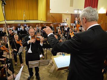 Das Premierenkonzert der Neuen Philharmonie Forchheim, hier mit Peter Kammler als Dirigent, sorgte 2015 für stürmische Ovationen bei den Zuhörern.  Foto: Archiv Roland Rinklef