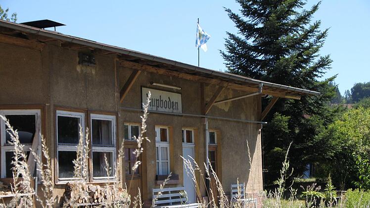 Das alte Bahnhofshäuschen erzählt von längst vergangenen Eisenbahnzeiten. Foto: Ulrike Müller