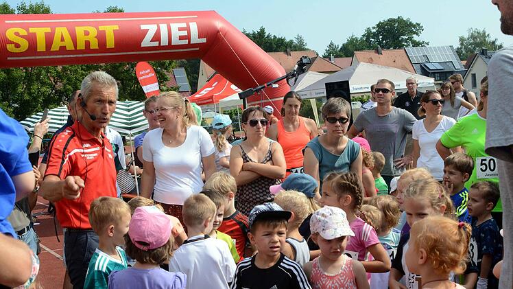 Moderator Willi Wahl (l.) im Kreis  der 48 Bambini-Läufer und der mitfiebernden Eltern.