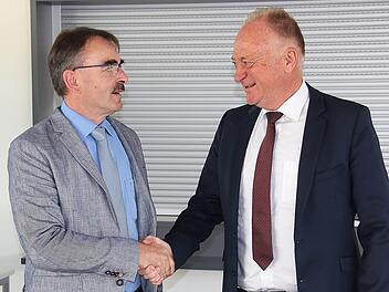 Glückwunsch: Bürgermeister Helmut Blank (rechts) wurde zum Vorsitzenden des Mittelschulverbandes Münnerstadt gewählt, Bürgermeister Harald Hofmann ist sein Vertreter. Foto: Dieter Britz