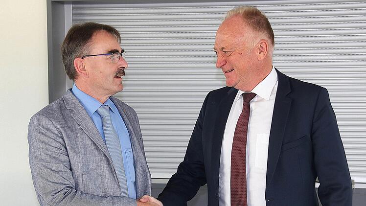 Glückwunsch: Bürgermeister Helmut Blank (rechts) wurde zum Vorsitzenden des Mittelschulverbandes Münnerstadt gewählt, Bürgermeister Harald Hofmann ist sein Vertreter. Foto: Dieter Britz