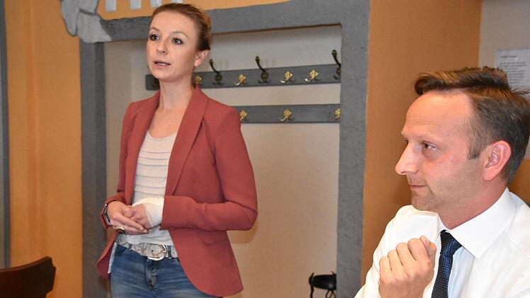 Zum Informationsabend hatte Bürgermeister Robert Bosch auch die Geschäftsleiterin der Gesundheitsregionplus Kulmbach, Annekatrin Bütterich, zu einem kurzen Vortrag über die gesundheitlichen Auswirkungen von Handy & Co. geladen.Uschi Prawitz
