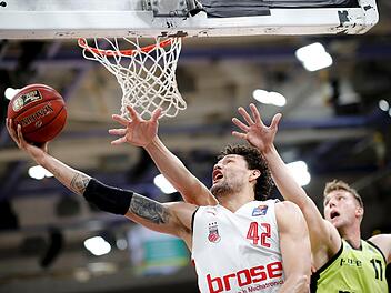 Geschwindigkeits- und Dynamik-Vorteile dürfte der Bamberger  Neuzugang, Michael Carrera (links), gegen den Gießener Koloss John Bryant besitzen, wenn es am Sonntag in der Sporthalle Ost  im Pokal zum Aufeinandertreffen der beiden Traditionsvereine kommt. Daniel Löb