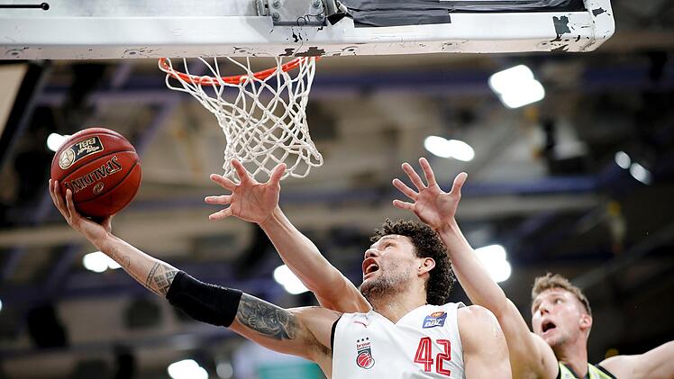 Geschwindigkeits- und Dynamik-Vorteile dürfte der Bamberger  Neuzugang, Michael Carrera (links), gegen den Gießener Koloss John Bryant besitzen, wenn es am Sonntag in der Sporthalle Ost  im Pokal zum Aufeinandertreffen der beiden Traditionsvereine kommt. Daniel Löb