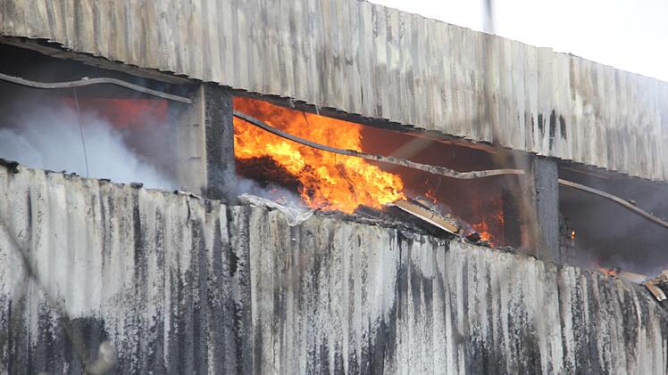 Immer wieder schlugen Flammen aus der Lagerhalle.  Veronika Schadeck
