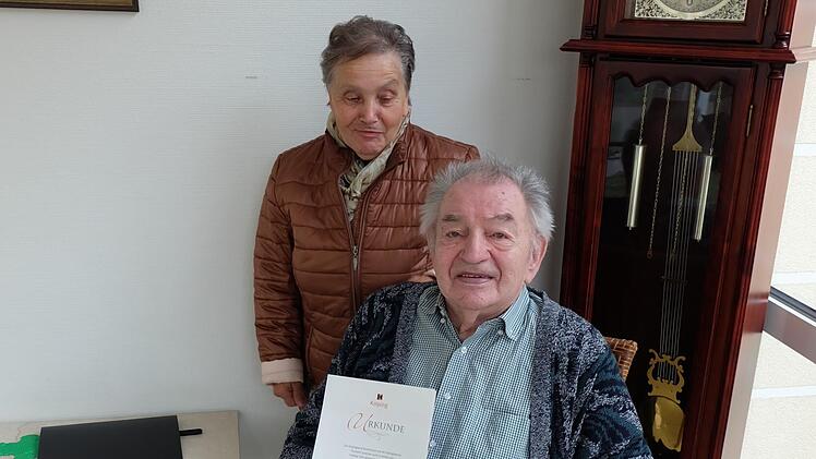 Für 70 Jahre Mitgliedschaft wurde der frühere Vorsitzende der Kolpingsfamilie Thundorf jetzt von seiner Nachfolgerin, Rosalinde Koch, geehrt