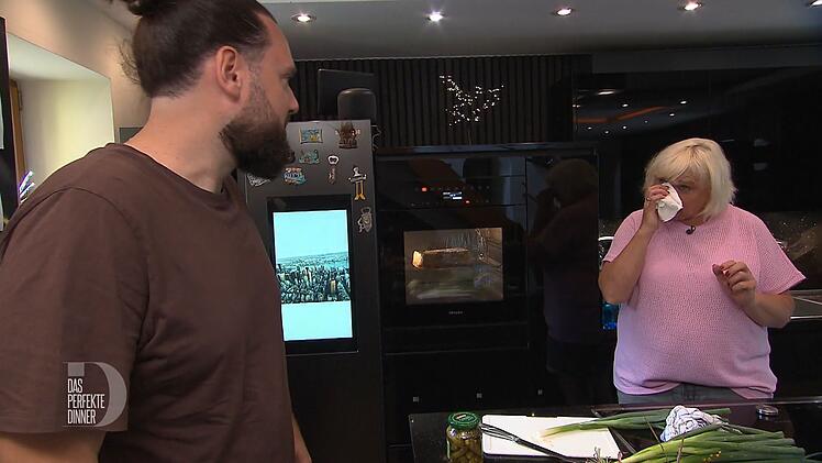 Petra weint nicht wegen ihres Schwiegersohnes, sondern wegen der Zwiebeln.