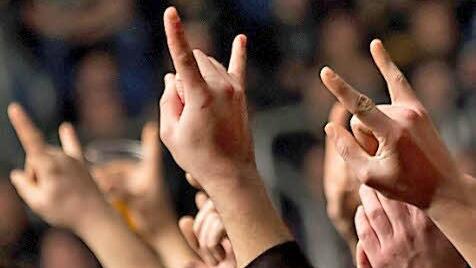 Gemeinschaftsbildende Geste: der Satansgruß. Foto: Michael Gründel