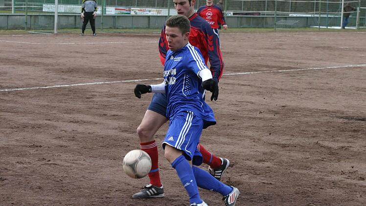 Der Eberner Abwehrspieler Sippel (rotes Trikot) lieferte sich packende Zweikämpfe mit seinem Gegenspieler Schneider.