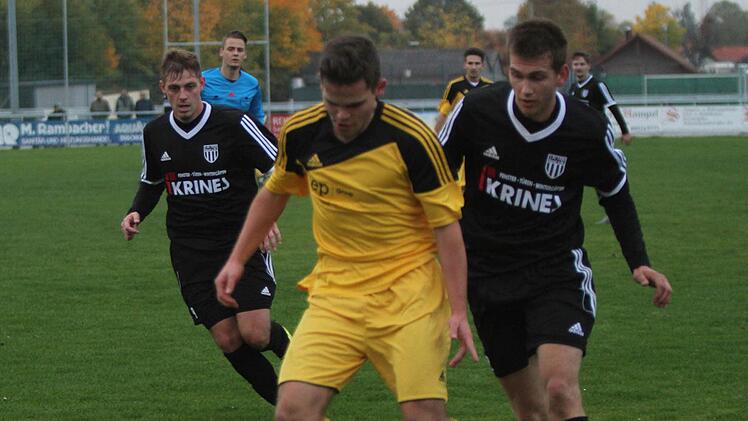 Der Gästespieler kann sich hier gerade noch vor den Ball schieben und Christoph Gonnert (rechts)die Chance nehmen, links Dominik Rippstein.
