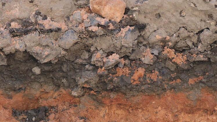 Der Aufbau der Straße ist dürftig.