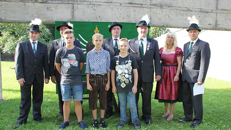 Die Schützengesellschaft Kronach ehrt den diesjährigen Vogelkönig. Hintere Reihe, von links: Frank Trapper, Jürgen Grune, Johannes Schedel, Bernd Korb, Christine Schedel, Matthias Kohlmann. Vordere Reihe, von links: Colin Förster, Konstantin Mayr, Paul Steinbauer. Nicht auf dem Bild ist Dominik Porzelt.
