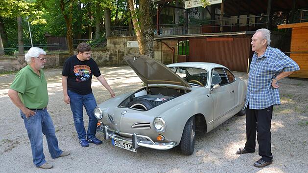 Heribert Spie&szlig; und Sohn Julian freuen sich mit Hans M&uuml;nck auf das Treffen (v.l.). Der Karman Ghia (Baujahr 1966) ist dabei.  Foto: Bernhard Panzer