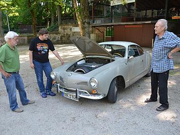 Heribert Spieß und Sohn Julian freuen sich mit Hans Münck auf das Treffen (v.l.). Der Karman Ghia (Baujahr 1966) ist dabei.  Foto: Bernhard Panzer