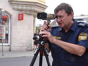 Hartmut Demele von der Forchheimer Polizei am Laserhandmessgerät in der Klosterstraße Forchheim. Foto: Christoph Wiedemann