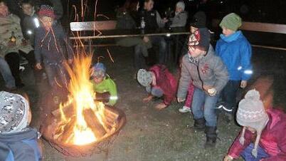 Der Feuerschein faszinierte die Kinder. Foto: Braunersreuther