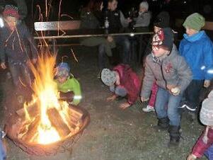 Der Feuerschein faszinierte die Kinder. Foto: Braunersreuther