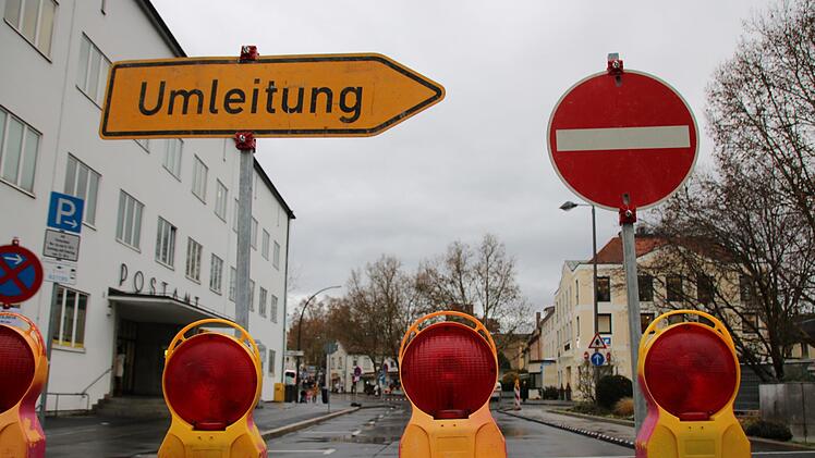 In der Münchner Straße wird eine Busbucht betoniert, deshalb ist der Abschnitt vor der Post sechs Wochen lang gesperrt. Foto: Ralf Ruppert