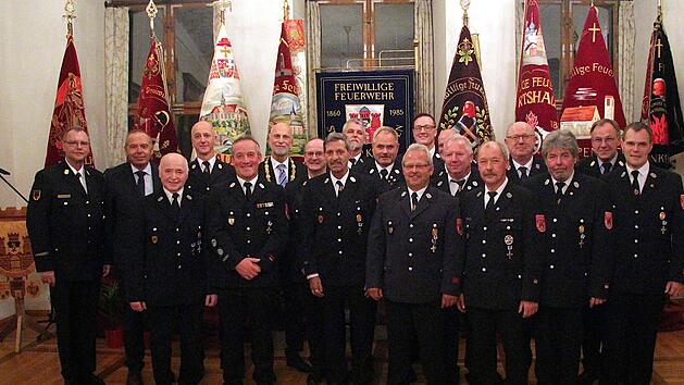 Zahlreiche staatliche Ehrungen und eine Verabschiedung gab es beim Bad Kissinger Empfang  f&uuml;r die Feuerwehren der Stadt (von links): Stadtbrandinspektor Harald Albert, stellvertretender  Landrat J&uuml;rgen Englert, Engelbert Sell, Hermann Herold, Michael Rest, Oberb&uuml;rgermeister Kay Blankenburg, Walter Schuhmann, Dieter Thurn, Horst Schie&szlig;er, Karl Heinz Mehringer, Harald Werner, Matthias Wehner, Jochen Hartmann, Hubert Warmuth, Thomas Sch&auml;fer, Wilhelm Friedhof, Gerhard Fels, Kreisbrandrat Benno Me...