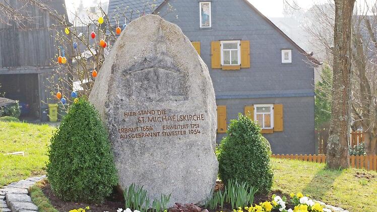 Ein Gedenkstein in der Ortsmitte von Nurn erinnert an die im Jahre 1957 dem Erdboden gleichgemachte Kirche.  Foto: Hans Franz