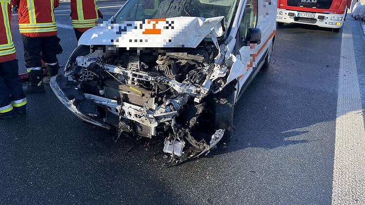 A9 bei Trockau: 12 Autos krachen bei Unfall ineinander
