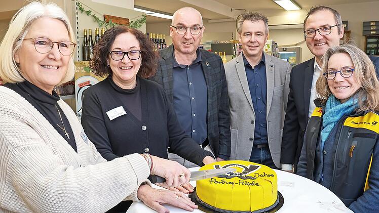 Versammelten sich um die Geburtstagstorte: (von links) die Mitarbeiterinnen im Bockleter L&auml;dle, Barbara Lorenz und Hiltrud Riedel, B&uuml;rgermeister Andreas Sandwall, Thomas Beck (Gesch&auml;ftsf&uuml;hrer der Staatsbad und Touristik Bad Bocklet GmbH), Christia...