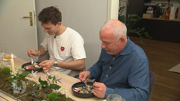 Heiko (rechts) und Freddy probieren die erste "Buchtel" ihres Lebens.