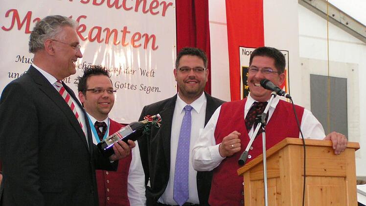 Strahlten um die Wette (v.l.): Minister Herrmann, Vorsitzender Stefan Roppelt, Marco Friepes und Jürgen Weiskopf